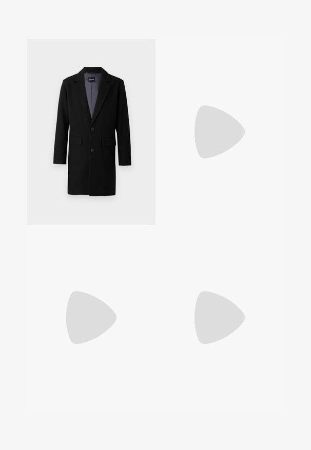 Manteau long en mélange de laine noir avec un col à revers, deux poches avant et une fermeture à un bouton. Doublé en tissu gris.; Chemise blanche à manches longues en tissu lisse, dotée d'un col pointu, d'une fermeture à boutons à l'avant avec des boutons marron clair, et de manches à poignets.; Pantalons noirs en tissu lisse, avec une coupe droite, deux plis avant et une taille standard avec passants de ceinture.; Mocassin en cuir noir avec une finition lisse, présentant un design cousu et une accent décoratif en chaîne métallique sur le rand. Talon plat.