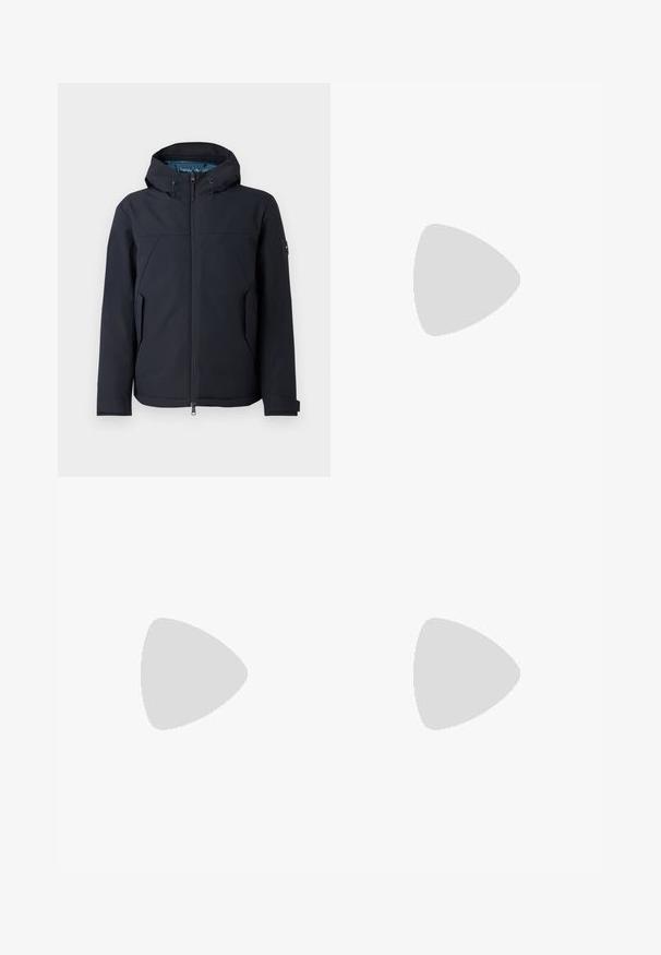 Casaco preto impermeável com capuz, fecho de zipper, bolsos laterais e uma textura suave com detalhes subtis nos ombros.; T-shirt de algodão branco com um logo gráfico multicolorido no lado esquerdo do peito, gola redonda e mangas curtas.; Jeans de denim azul claro com perna reta, apresentando um leve desvanecimento, cinco bolsos e fecho com botão. Cintura de altura média.; Sapatilha preta de cano baixo em pele com atacadores pretos e sola off-white, apresentada em perfil lateral sobre fundo branco.