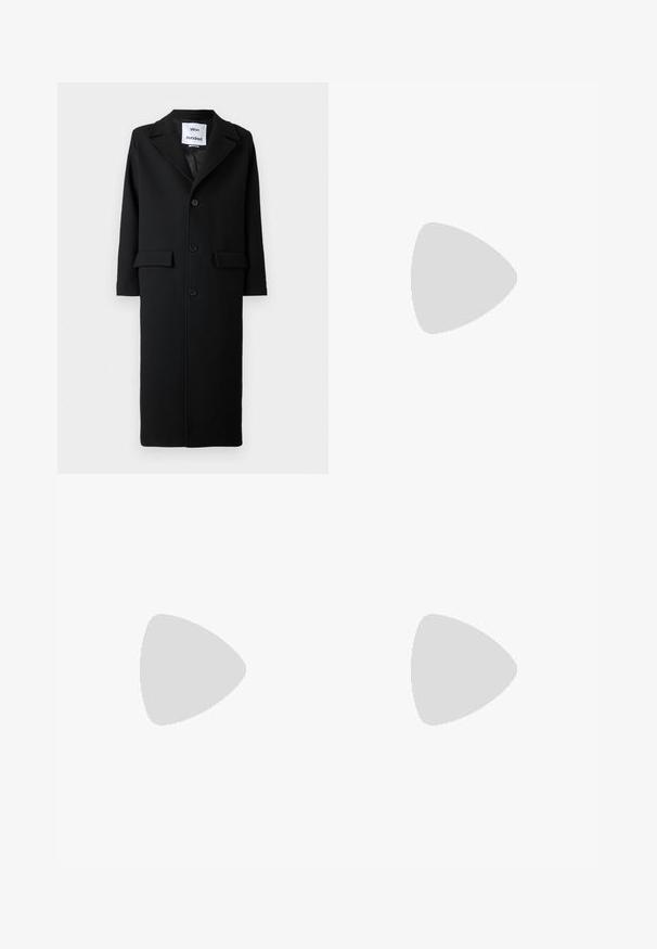 Lange zwarte jas van wol met een gegesneden kraag, enkele knoopsluiting, twee voorkruisvakken en een gestroomlijnd silhouet.; Grijze short-sleeve t-shirt met een ronde halslijn. Heeft een zachte, geribbelde textuur en een relaxte pasvorm. Merktag aan de achterkant.; Lichtblauwe rechte jeans van denim, met vijf zakken, een gulp met ritssluiting en knoopsluiting, en subtiele vervaging op de stof.; Zwarte leren oxford schoenen met vetersluiting, ronde neus, platte rubberen zool en subtiele stiksel details langs het bovenwerk.