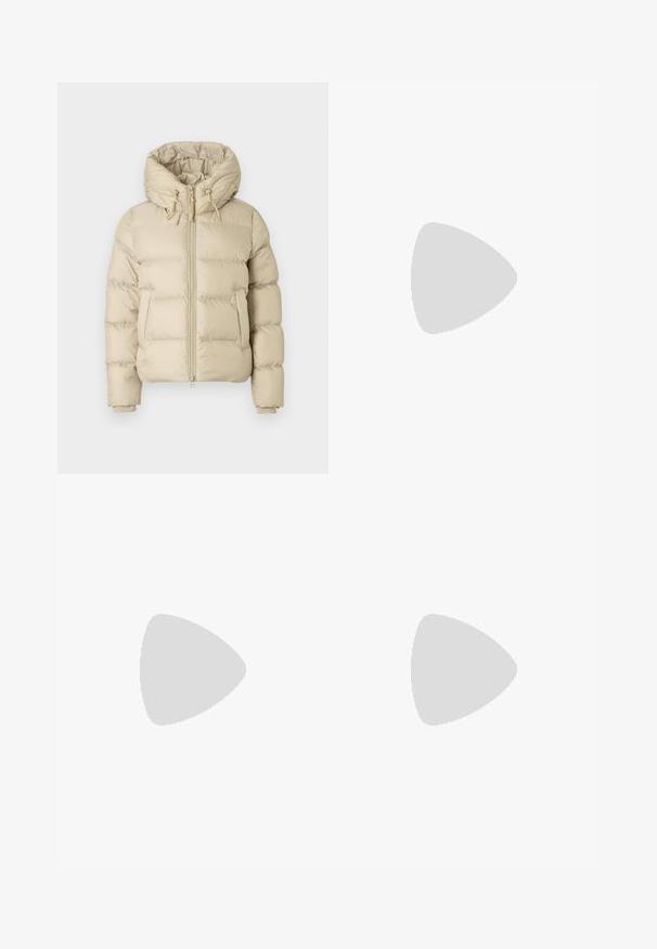 Casaco puffer bege com fecho frontal, capuz grande, punhos elásticos e bolsos laterais. Textura suave e lisa com secções acolchoadas.; T-shirt branca de algodão com um corte descontraído, mangas curtas com punhos, gola redonda e uma textura suave. Design simples e minimalista.; Jeans de cintura alta e pernas largas em denim azul escuro com uma textura suave, costuras em contraste e design de cinco bolsos. Fecho frontal com botão.; Gabor Botas - atlantik