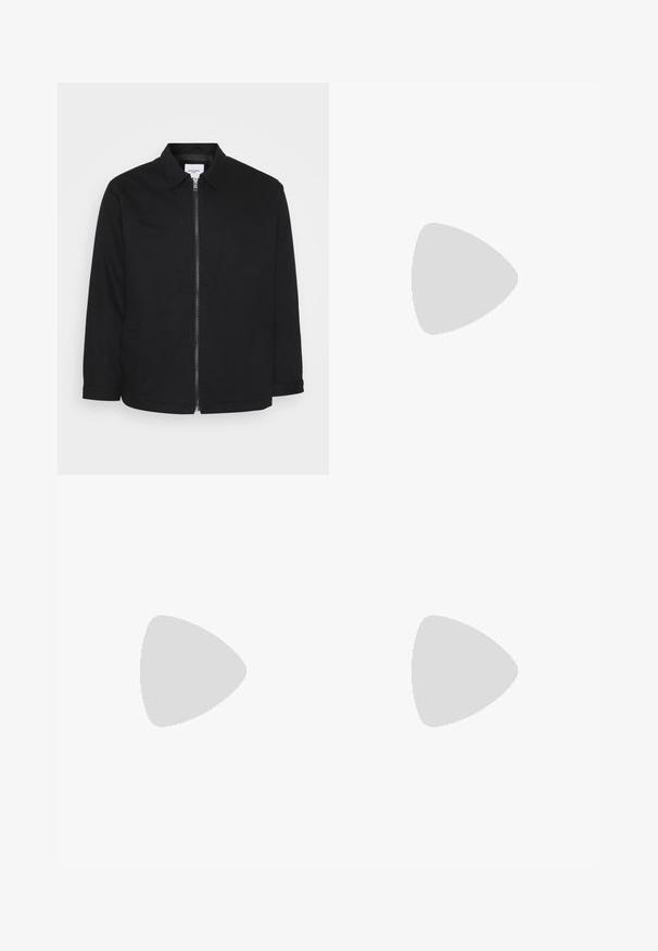 Casaco de algodão preto com fecho frontal, gola, bolsos laterais e mangas longas. Design simples com uma textura suave.; Hoodie preto feito de tecido em mistura de algodão. Apresenta um bolso canguru na frente, capuz com cordão e logótipo da marca impresso a branco no peito.; Jeans soltos de cor cinza claro feitos de denim. Apresentam um design clássico de cinco bolsos, passadores para cinto e uma silhueta de perna reta.; Tênis atléticos em azul marinho e branco com um upper texturizado, cadarços e sola de borracha, combinados com calças de ganga escuras com costuras laranja.