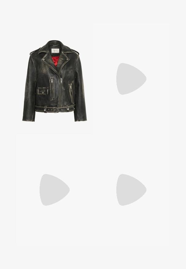 Zwarte versleten leren bikerjack met zilveren hardware, voorzien van meerdere ritszakken, een ceintuur in de taille en een rode satijnen voering.; Brede gebreide trui in lichtbeige met een gestructureerd kabelontwerp, geribbelde halslijn, mouwen en zoom. Heeft een losvallende fit en lange mouwen.; Beige coltrui met lange mouwen, gemaakt van zachte stof, heeft een relaxte pasvorm, subtiele textuur en geen zichtbare patronen of accenten.; Zwarte op maat gemaakte broek met een recht model, voorzien van dubbele plooien, een soepele textuur en subtiele details aan de voorzijde.; Witte leren sneaker met geperforeerde teenbox, gestructureerde zool en witte veters, gecombineerd met wijde rode broeken en een blauw-geel achtergrond.; Zwarte leren handtas met een gestructureerde vorm, voorzien van een gouden sluiting en een afneembare schouderband. Gladde textuur en minimaal ontwerp.