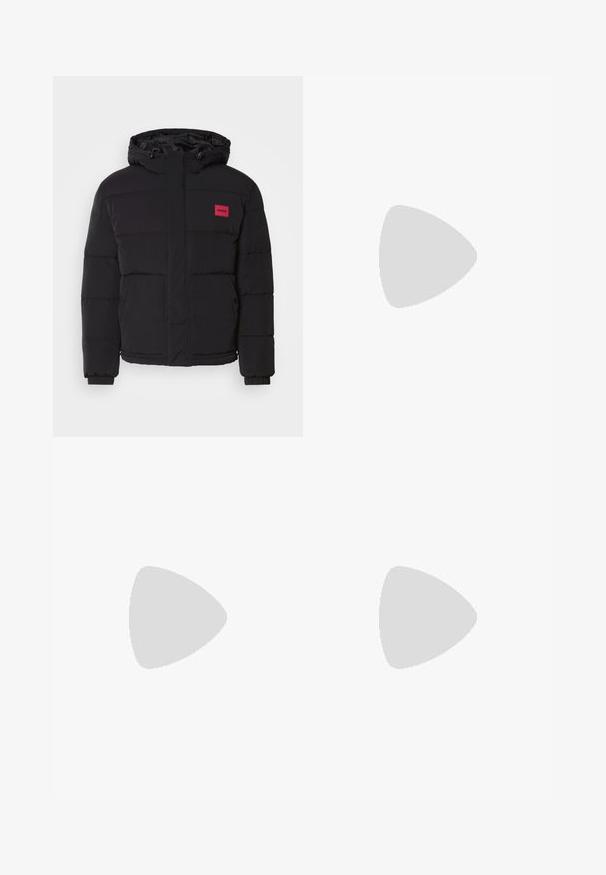 Musta puhvipluus, jossa on huppu, punainen logo-patch, tikattu kuvio, etupussit ja joustavat hihansuut lämpöä ja mukavuutta varten.; Vaaleanpunainen pitkähihaisessa paidassa on napitettava kaulus, se on valmistettu sileästä kankaasta ja siinä on valkoiset napit sekä punainen logo kauluksen sisäpuolella.; Musta leveälahkeinen housu, jossa on litteä etuosa, kaksi sivupistettä, laskostettu muotoilu ja kontrastivärinen punainen vyötärön sisäosa.; Musta nahkakengät, joissa on teksturoitu etupaneeli ja sileät sivut. Varustettu kapealla kantapäillä ja takasilmukalla helppoa pukemista varten. Klassinen muotoilu.
