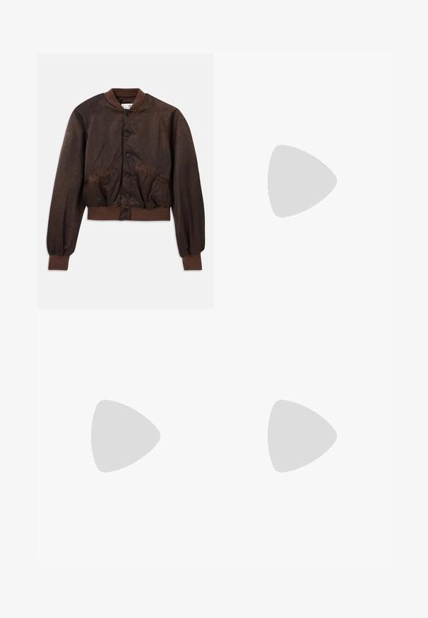 Chaqueta bomber marrón con un acabado brillante, mangas ranglán, puños y dobladillo acanalados, y botones negros de cierre en la parte delantera.; Camiseta blanca de corte cuadrado con mangas cortas. Fabricada con un tejido suave, presenta un escote redondo y sutiles acentos en los hombros. Diseño sencillo.; Jeans de mezclilla azul claro con un diseño de pierna acampanada, cintura alta, bolsillos frontales y un desvanecimiento sutil. Cierre estándar con botón y cremallera.; Mule negro de cuero con punta abierta, con un diseño elegante y curvado, tacón alto de aguja y textura suave. El interior presenta un color claro en contraste.; Bolso tote de cuero negro con un acabado texturizado, que presenta dos líneas verticales, doble correa para el hombro y un diseño minimalista.
