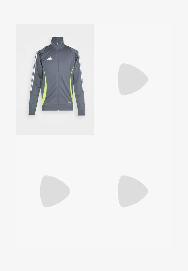 Grijze sportjack met een hoge kraag, witte strepen op de mouwen en limoen groene accenten. Gemaakt van een soepele, elastische stof.; Lichtgrijze sport t-shirt met korte mouwen, voorzien van witte accenten en een Adidas-logo op de linkerborst. Gemaakt van ademend materiaal.; Zwarte sportieve shorts van lichtgewicht stof, met witte zijpanelen, een elastische tailleband en een reflecterend logo aan de onderlinkerkant.; Blauwe en oranje voetbalschoenen met witte strepen, die door een hand worden vastgebonden. Zwarte sokken met strepen zichtbaar boven de enkel. Groene grasachtergrond.