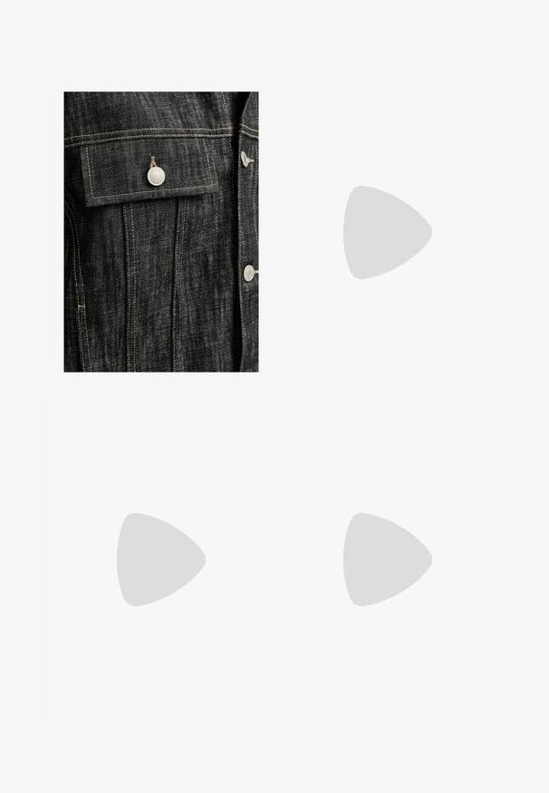 Melnā džinsa jakā ir sudraba aparatūra, kontrastējoša bēša diegi, krūšu kabata ar vāku un strukturēta piegriezuma forma.; Tums zila īsām piedurknēm T-krekls, kas izgatavots no mīksta auduma, ar V-veida kaklu un divām pogām vienā pusē, kā arī brīvu piegriezumu.; Tumši zili džinsi ar taisnu kāju griezumu, piecu kabatu dizainu, metāla pogas aizdari un gaišiem šuvumiem.; Melnas augstas kedas ar baltu zoli un auklām, apvienotas ar brīvām zilām džinsām, atpūšoties uz pelēka margotā balsta.