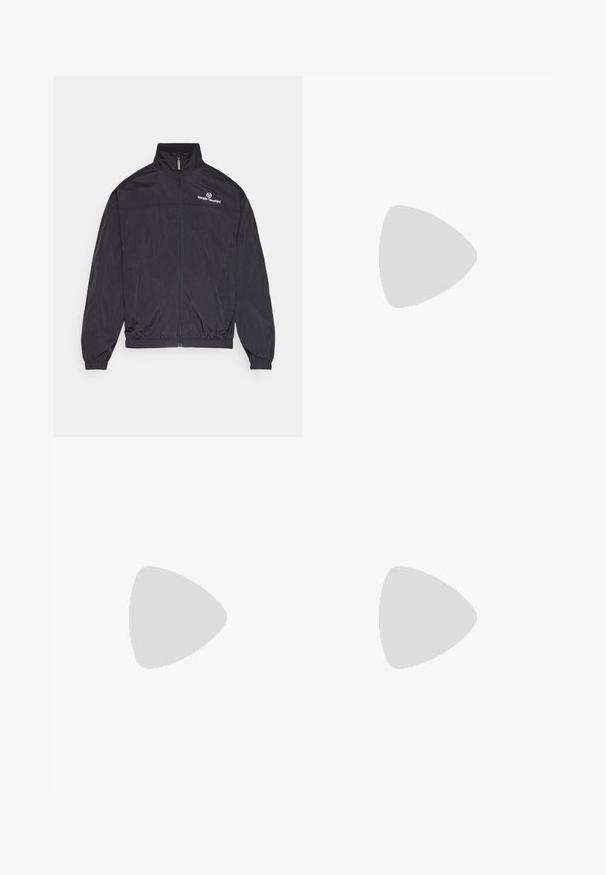 Czarna lekka kurtka z wysokim kołnierzem, zamek błyskawiczny z przodu, elastyczne mankiety i dół. Posiada białe logo na klatce piersiowej. Gładka tekstura.; Czarny bawełniany t-shirt z okrągłym dekoltem, krótkimi rękawami i małym zielonym logo krokodyla po lewej stronie klatki piersiowej. Gładka tekstura, casualowy design.; Ciemnoniebieskie spodnie sportowe wykonane z miękkiego, teksturowanego materiału, z elastycznym paskiem w talii oraz boczną kieszenią na zamek dla wygody.; Czarne buty sportowe z teksturowaną cholewką, trzema poziomymi paskami i białą podeszwą z wzorzystym bieżnikiem. Lekka i aerodynamiczna konstrukcja.