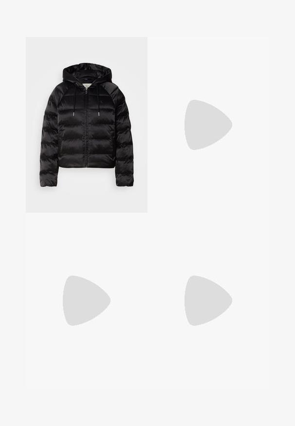 Casaco puffer preto com capuz, apresentando um fecho de correr frontal, punhos elásticos e uma textura suave e brilhante. Inclui detalhe do logótipo no peito.; T-shirt de algodão branco com mangas curtas, decote redondo e um corte descontraído. Textura suave, sem padrões ou detalhes, design minimalista.; Calças de denim de perna larga e cintura alta em castanho claro, com uma textura subtil, design de cinco bolsos e costura visível.; Mocassins de couro preto com bico arredondado, sola espessa e texturizada, e detalhes de costura minimalistas. Design elegante sem atacadores ou ferragens visíveis.