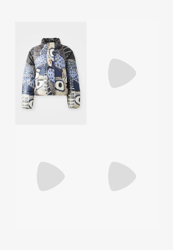 Chaqueta acolchada en negro y azul con patrones florales abstractos, que presenta un cuello alto y dos bolsillos frontales. Textura suave y brillante.; Suéter negro de cuello alto fabricado en una suave tela, con acentos acanalados en el collar y los puños, un corte holgado y aberturas laterales.; Jeans de pernera ancha en denim gris oscuro con paneles laterales azules. Detalles desgastados en la parte delantera, cierre de botón y bolsillos estándar.; Botín de ante negro con caña ajustada, punta afilada y tacón bajo en bloque. Textura suave y diseño minimalista, adecuado para un estilo versátil.