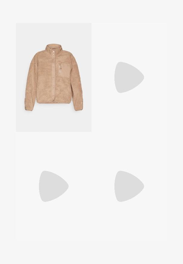 Smėlinis vilnos bliuzonas su aukštu apykakle, su priekiniais užtrauktuko kišenėmis ir spaudimo mygtukų uždarymu. Tekstūruotas paviršius su minkštu užbaigimu.; Juoda sportinė liemenėlė su plačiomis petnešomis, V formos iškirpte, tekstūruotu audiniu ir logotipo detale apatiniame krašte. Lygus paviršius, minimalistinis stilius.; Šviesiai kreminiai sportiniai džinsai su elastinga juosta, platėjančiomis kojomis ir subtiliu logotipu kairėje priekyje. Pagaminti iš minkštos, tekstūruotos medžiagos.; Mėlyna bėgimo avalynė su kvėpuojančia tinkleline viršuje, paminkštintu kulkšnių kraštu ir minkštu padu su oranžiniu akcentu. Matoma "Fresh Foam" ženklas.