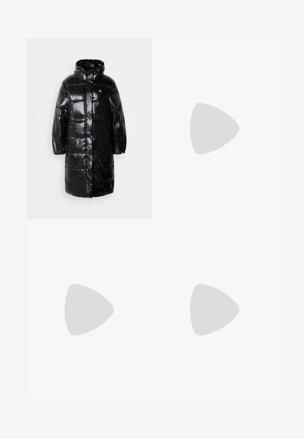 Črn puhast plašč z bleščečo zunanjostjo, kapuco in sprednjimi žepi. Ima kvadratno obliko in logo zakon na zgornjem levem prsnem delu.; GANT SHIELD HOODIE - Športni pulover - light grey melange; Črne jeanske hlače ravnega kroja s petimi žepi, srebrnimi zakovicami in gumbom za zapiranje. Tkanina ima gladko, rahlo strukturirano površino.; Črne športne copate z gladko usnjeno in semišnimi paneli, ravnimi vezalkami, zaobljenim nosom in belim gumijastim podplatom. Oznaka na peti.