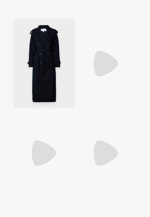 VILA VISOFIE HEAVY MAXI  - Trench - navy; Pull en col roulé bleu marine avec une texture côtelée, coupe oversize et épaules tombantes. Tissu lisse avec un col et un ourlet tricotés épais.; Pantalons larges bleu marine avec plis, fermeture par bouton et texture de tissu lisse. Conçus pour un ajustement ample et confortable.; Des escarpins slingback beiges avec un bout pointu et un talon évasé bas. Fabriqués en cuir lisse avec un design minimaliste et une sangle réglable.; Lunettes noires angulaires avec des verres gris ; fabriquées en plastique, avec des branches épaisses à la surface lisse et sans matériel visible.; Sac à main en cuir noir avec une forme arrondie, des détails en métal doré et une fermeture à rabat. Il est doté d'une seule bandoulière réglable.