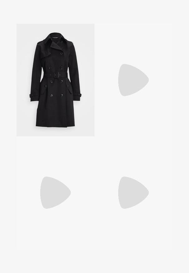Schwarzer Trenchcoat mit doppelreihiger Front, großen Knöpfen, Gürtel in der Taille, seitlichen Taschen und Schulterepauletten. Glattes, strukturiertes Material.; Langarm-Polohemd in navy und weißen Streifen. Verfügt über einen Kragen, eine Drei-Knopf-Leiste und ein Logo auf der linken Brust. Aus Baumwollmischgewebe.; Weite Jeans aus einem verlaufenden grauen Denim, mit Knopfverschluss, fünf Taschen und einer ausgewaschenen Textur.; Schwarze Leder-Ballettschuhe mit abgerundeter Spitze, glatter Textur, minimalen Nähdetails und einem flexiblen Sohlen-Design.