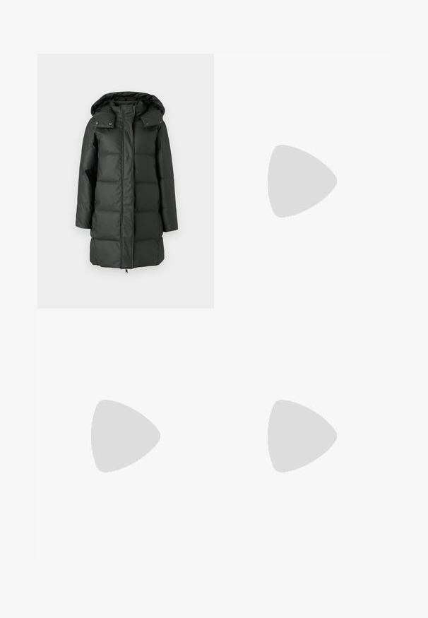 Casaco acolchoado em verde escuro com capuz removível, textura acolchoada, fecho de correr e fechos de pressão na gola e nos bolsos.; T-shirt branca curta feita de algodão, com mangas curtas, um decote redondo e uma bainha reta, apresentando uma textura suave e um design minimalista.; Jeans de ganga azul claro com cintura alta, corte reto e desbotamento subtil. Apresenta cinco bolsos e passadores de cinto.; Sapato de salto alto em couro envernizado preto com bico apontado, tira no tornozelo e padrão texturizado de crocodilo. Design de salto quadrado.; Saco de tecido cinza escuro com uma alça curva, textura suave e forma arredondada. Sem hardware ou adornos visíveis.