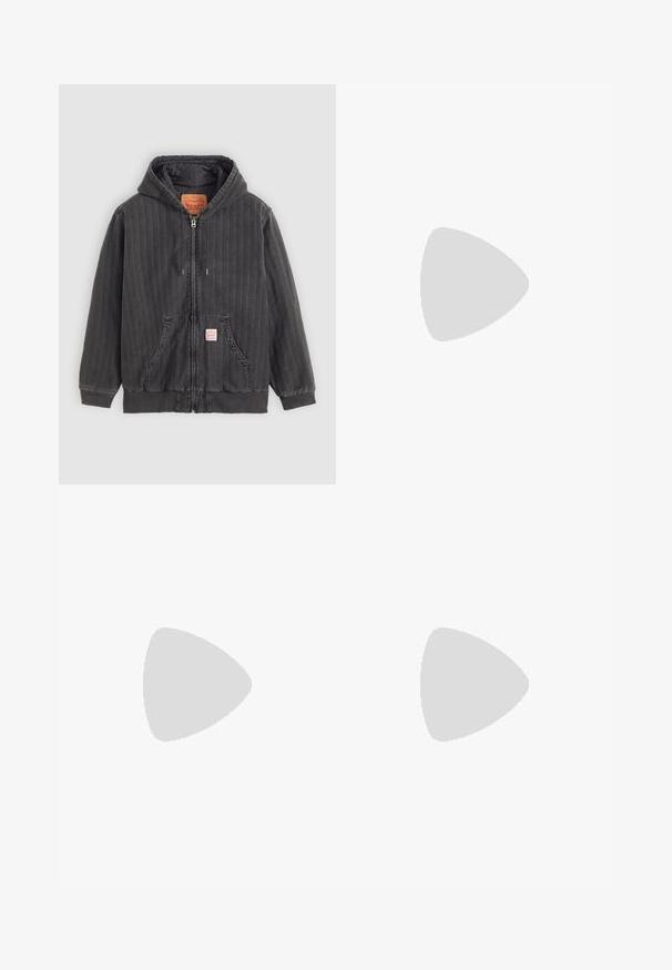 Chaqueta con capucha a rayas negras, con cierre frontal de cremallera, dos bolsillos delanteros, puños acanalados y un forro acolchado. Presenta una etiqueta de la marca en el pecho.; Camiseta de algodón blanca con cuello redondo y mangas cortas. Textura suave, corte recto, sin patrones ni acentos. Vista trasera únicamente.; Jeans de pierna ancha de color azul claro, fabricados en denim con un acabado desgastado. Cuenta con cinco bolsillos y un cierre frontal de botón.; Camper PELOTAS ARIEL - Botines con cordones - dunkelbraun