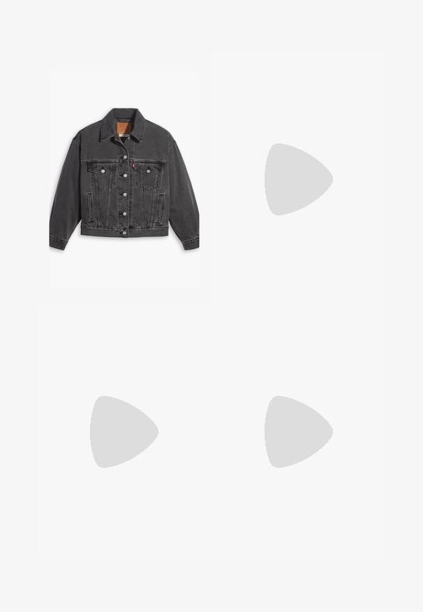 Zwarte denimjack met een kraag, knoopsluitingen, twee borstzakken en een licht verouderde textuur. Klassiek ontwerp met een getailleerde pasvorm.; Witte korte mouwen t-shirt gemaakt van katoen, met een ronde hals en een ontspannen pasvorm, zonder zichtbare patronen of graphics.; Zwarte denim jeans met een straight leg ontwerp, voorzien van een knoopsluiting, vijf zakken en subtiele vervagingen, wat zorgt voor een licht versleten uitstraling.; Zwarte leren instappers met een glanzende textuur, voorzien van een klassieke pennyband en een robuuste, chunky zool voor betere grip.; Zwarte tote bag met een textured leren buitenkant, hoge rechthoekige vorm, twee lange handvatten en een open ontwerp. Geen zichtbare hardware.