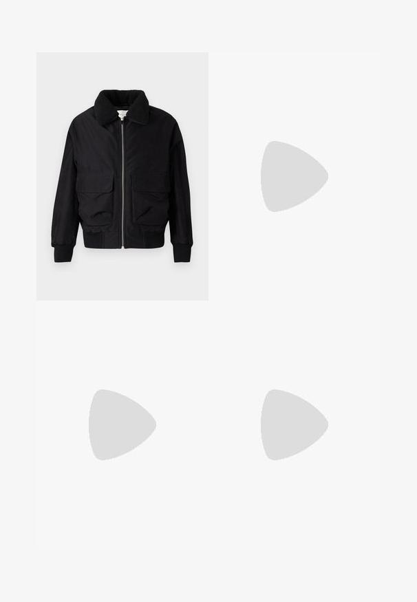 Fekete bomber dzseki plüss gallérral, elülső cipzárral és két nagy oldalsó zsebbe. Rugalmas mandzsetta és alj jellemzi, puha textúrájú anyagból készült.; Fekete, pamutból készült póló rövid ujjakkal. Elöl zöld "ROOTS" logóval, kerek nyakkivágással és normál szabással.; Széles lábú farmernadrág sötétszürke denimből, magas derékkal, klasszikus öt zsebes kialakítással és kontrasztos varrással az illesztések mentén.; Fekete tornacipők sima és texturált felsőrészel, gumitalppal és sötét cipőfűzőkkel. Fekete farmernadrággal és fehér csíkos inggel párosítva.