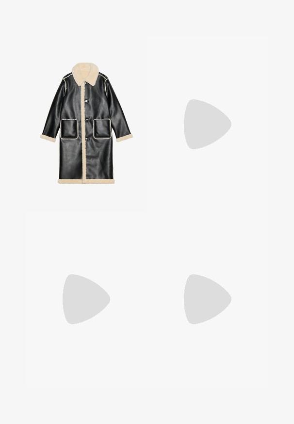 Abrigo de cuero negro con un cuello y forro de piel de oveja beige, bolsillos frontales y cierres de botón, con detalles de costura blanca en contraste.; Top negro de manga larga hecho de tela texturizada con un patrón de cuadrícula. Presenta un escote redondo y una silueta ajustada.; Pantalones de pierna ancha en tejido gris oscuro, con una cintura alta, pliegues simples y una textura suave con un acabado limpio en los dobladillos.; Botines negros de tobillo, hechos de cuero suave, con cierre lateral, tacón grueso texturizado y diseño de punta redondeada.