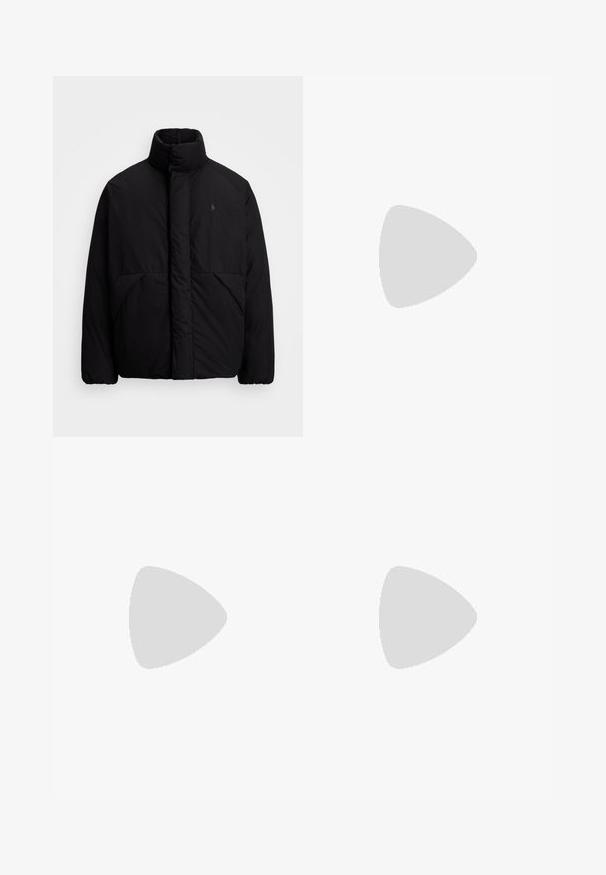 Fekete puffernadrág, magas gallérral, minimalista dizájnnal, két elülső zsebbel és egy kis logóval a mellkasán. Sima felület.; Szürke kapucnis pulcsik puha anyagból. Kanguruzsebbe, bordázott mandzsettákba és egy diszkrét logóba a mellen. Egyszerű dizájn.; Beige cargo sortok rugalmas derékkal, zsinórral és két oldalsó zsebbel, sima textúrával és minimális varrással.; Fekete bőr cipő, texturált felszínnel, kerek orral és apró masni díszítéssel a felső részen. Alacsony, masszív sarokkal rendelkezik.