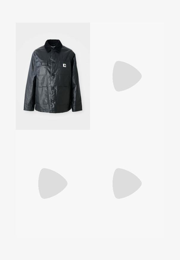 Crna kožna jakna s čekered ovratnikom, četiri prednja džepa i zaobljenim gumbima. Glatka tekstura s minimalističkim dizajnom.; Bež majica dugih rukava s rebrastom teksturom, okruglim izrezom i prilagođenim dizajnom. Ima malu oznaku od tkanine na donjem rubu i izrađena je od mekog materijala.; Široke plave traperice s visokim strukom, kontrastnim šavovima i bočnim džepovima, s klasičnim dizajnom s pet džepova i sirovim rubovima.; Bijele i smeđe patike s uzorkom, izrađene od mreže i kože, s smešnim gumenim đonovima. Uparene s lakim bež širokim hlačama.