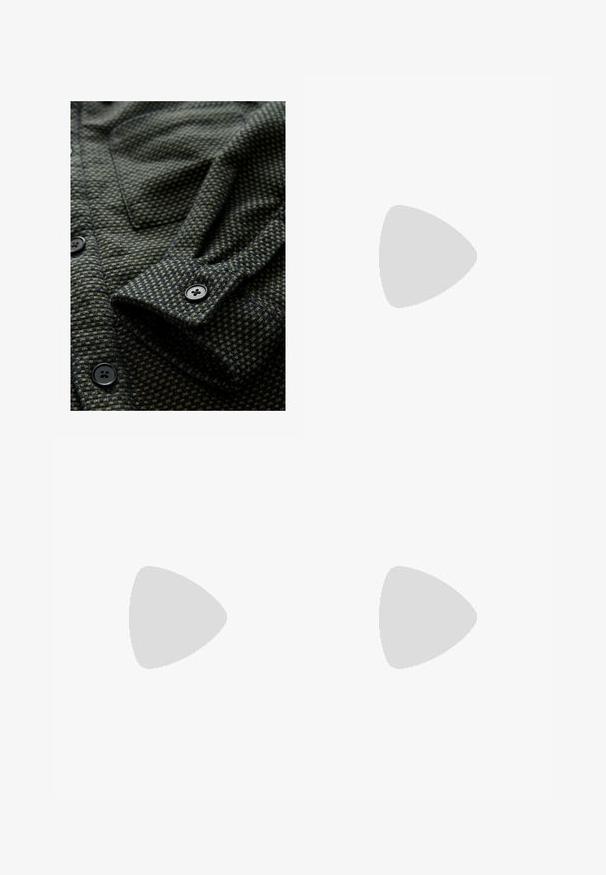 Tejido verde oscuro texturizado con un pequeño patrón de cuadros, que presenta una manga doblada y botones negros. Detalle de costura notable.; Tres camisetas de manga corta en blanco, azul claro y negro, hechas de algodón. Cada una presenta un pequeño logo en la parte izquierda del pecho.; Pantalones de mezclilla negra con corte recto, diseño de cinco bolsillos y cierre frontal con botón. Textura suave con detalles de costura mínimos.; Zapato negro de cuero sin cordones con un upper suave, detalles de costura, punta redonda y un bajo tacón de goma. La suela presenta una tracción mínima.