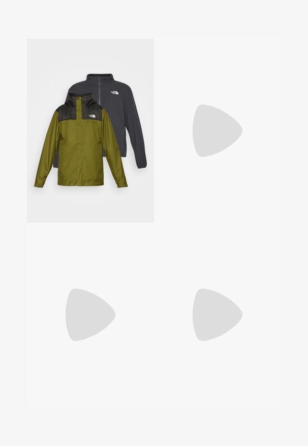 To jakker udstillet: en grøn vandtæt jakke med sort krave og logo, og en mørkegrå softshell-jakke med lynlås.; Sort t-shirt med korte ærmer lavet af letvægtsstof. Har et lille hvidt logo på venstre bryst og diskrete skuldrelementer.; Sorte atletiske bukser lavet af letvægtsstof, med en snor i taljen, sidelommer og tapered manchetter ved anklerne.; Vandrestøvler med en kombination af sorte, teal og tan materialer, med en struktureret overdel, sikker snøring og en robust gummisål til godt greb.