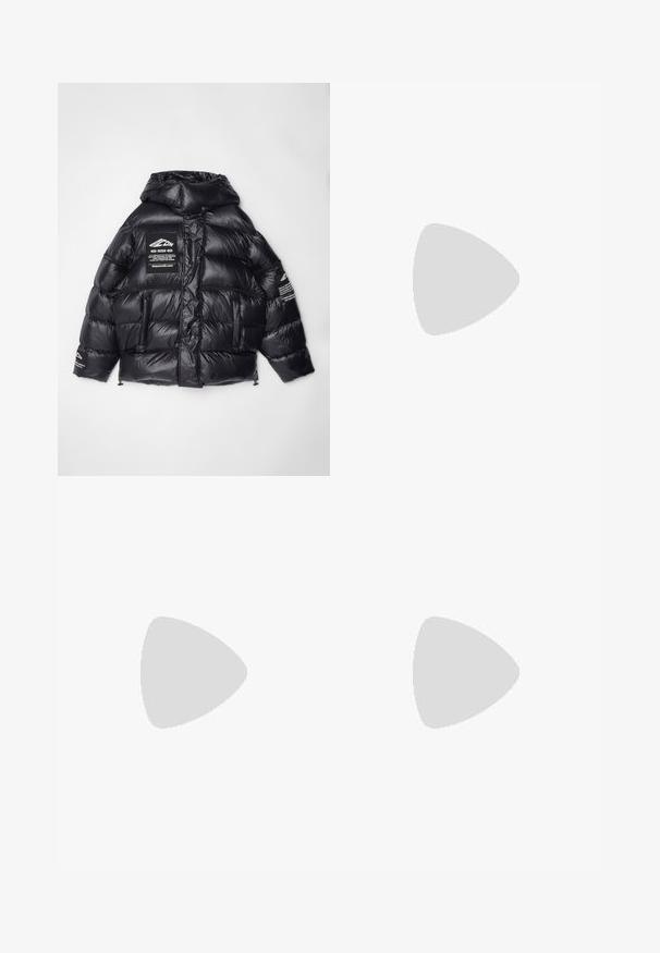 Schwarze Daunenjacke mit glänzender Oberfläche, Kapuze, mit Reißverschluss versehenen Taschen und markierten Patches auf der Brust und dem Ärmel. Texturiertes Steppmuster.; Weißes T-Shirt mit kurzen Ärmeln und buntem Schriftzug: "DSQ JAR ED2" in Blau, Gelb und Rot, mit einem roten Herzakzent. Baumwollstoff.; Helle blaue Denim-Jeans mit lockerer Passform, mit einem verblassten Waschung, geraden Beinen, fünf Taschen und einem roten Etikett am Bund.; Schwarze und cremefarbene Sportschuhe mit weißen Streifen, aus Leder und synthetischen Materialien, mit runder Zehenpartie und gepolsterter Farbe. Auffälliges Logo an der Seite.