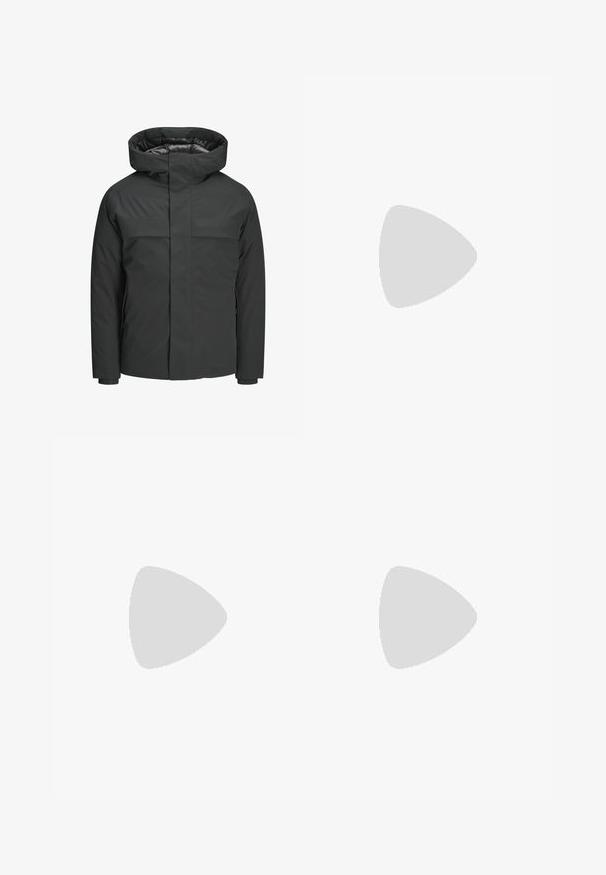 Giacca impermeabile nera con colletto alto, chiusura con zip e due tasche sul petto, dal texture morbida e design minimalista.; Felpa lunga colore verde oliva con maniche lunghe e scollatura rotonda, realizzata in tessuto morbido, con un design semplice e lineare.; Jeans in denim grigio scuro con taglio dritto, cinque tasche, chiusura con bottone metallico e dettaglio con cintura laterale.; Sneaker in pelle nera con punta arrotondata e suola in gomma bianca. Presenta lacci piatti e cuciture minime sulla parte superiore. Suola testurizzata per una migliore aderenza.