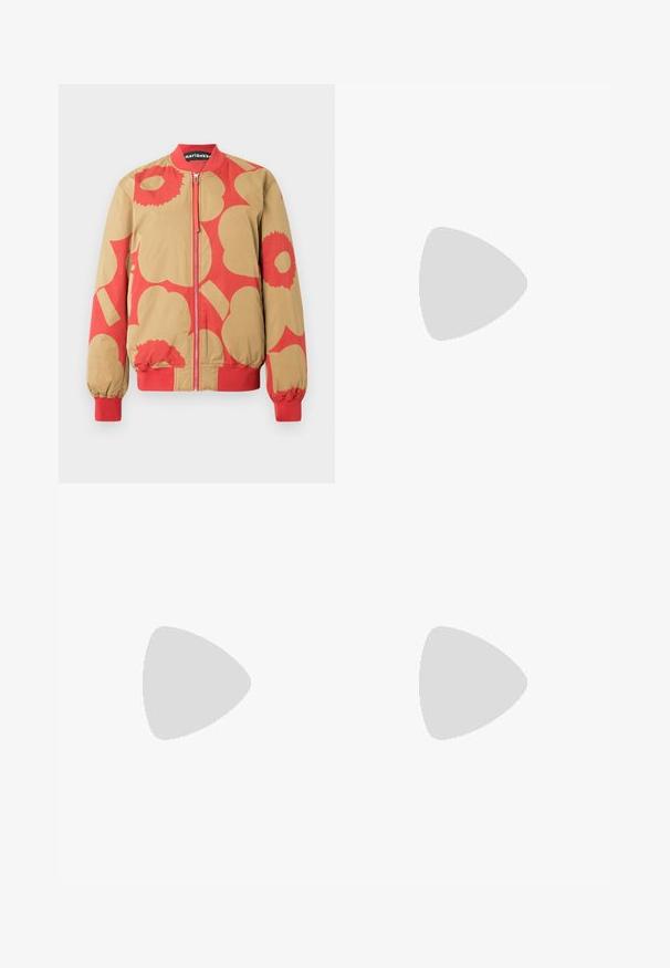 Bombaripaita, jossa on beige ja punainen kukkakuvio, vetoketjulla ja resoreilla varustetut hihansuut. Valmistettu sileästä kankaasta.; Vaaleanpunainen huppari, joka on valmistettu pehmeästä kankaasta. Siinä on pyöreä kaula-aukko, pitkät hihat ja logot yksityiskohtana vasemmassa rinnassa. Rentomallinen.; Mustat farkkushortsit, joissa on kulunut pinta, viisi taskua, napitus ja vyölenkit. Kankaassa on sileä rakenne.; Musta nahkainen nilkkuri, jossa on terävä kärki, geometrinen pinoettu korko ja vetotappi takana. Sileä pinta ja tyylikäs muotoilu.