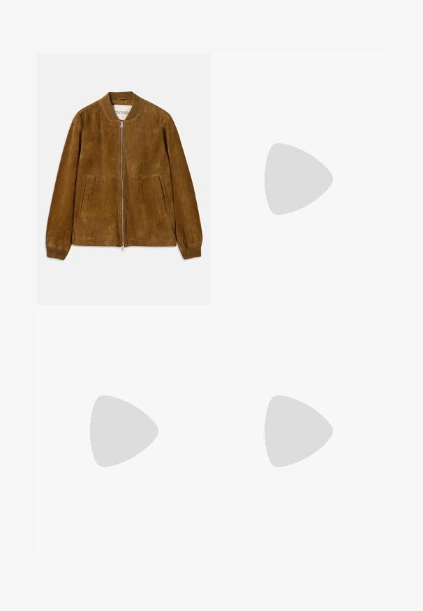 CLOSED Δερμάτινο μπουφάν - light mocha brown; Λευκό μπλουζάκι από βαμβάκι με κοντά μανίκια, στρογγυλή λαιμόκοψη και μικρό γκρίζο λογότυπο στην αριστερή περιοχή του στήθους. Λείο υφασμά.; Μπλε τζιν με σχέδιο ίσιας γραμμής, ενισχυμένες ραφές, πέντε τσ pockets και κλείσιμο με κουμπί μπροστά.; Μαύρο πλεκτό παπούτσι slip-on με λείο δερμάτινο στοιχείο στο άνω μέρος, στρογγυλή μύτη και χαμηλό καουτσούκ πάτο.