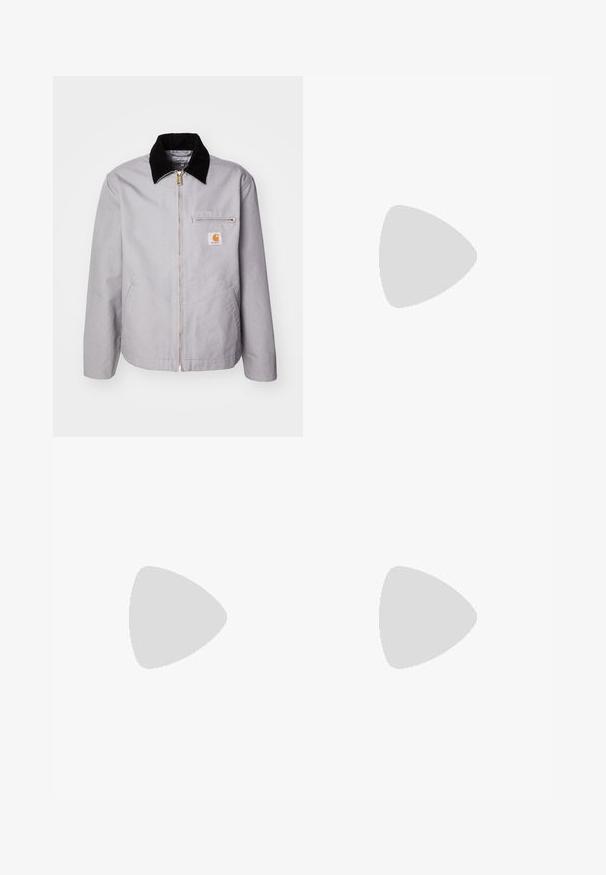 Veste gris clair en tissu durable, avec un col en velours côtelé noir, fermeture éclair, poche avant et patch logo sur la poitrine.; T-shirt en coton blanc à manches longues avec un col rond, arborant un petit logo jaune et bordeaux sur la poitrine gauche. Poignets et ourlet sans coutures.; Pantalons cargo noirs à coupe droite, dotés de plusieurs poches et d'une fermeture à bouton. Fabriqués en tissu en coton durable avec des coutures visibles.; Bottes chelsea en cuir noir avec lacets, à semelle épaisse noire et couture jaune. Comprend une anse à l'arrière et des œillets en métal circulaires.