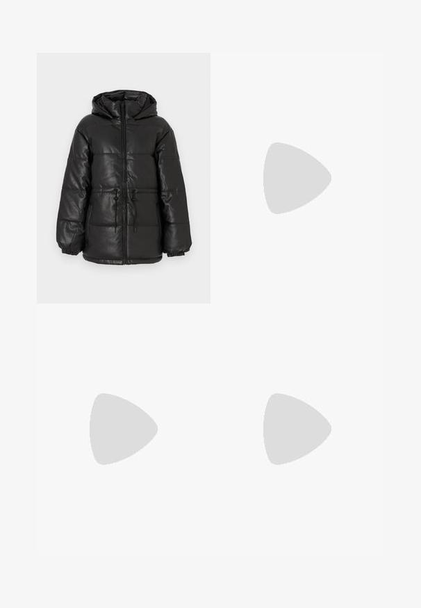 Must musta jope, millel on läikiv tekstuur, ees lukuga sulgemine, elastsed mansetid, nööriga vöökoht ja kapuuts lisasoojustamiseks.; Punane ja beež ruuduline lühikeste varrukatega pluus, millel on sile tekstuur ja vormiv vöökoht, ning hemline, millel on peen volditud detail.; Heledad sinised laiad püksid, millel on kulunud pesu, klassikalise viie taskuga disain ja metallnupukillad vööl.; Must sukalapala nahkasaapad terava nina ja ploki kontsaga, kerget heledal taustal.