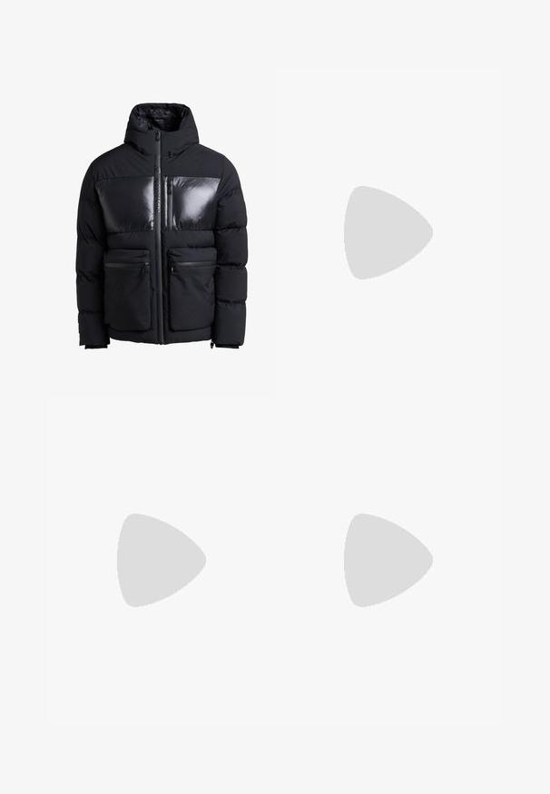 Chaqueta de plumas negra con una parte superior brillante, cierre frontal con cremallera, dos bolsillos laterales y capucha. Material texturizado y diseño acolchado.; Camiseta blanca de manga corta hecha de algodón con cuello redondo, que presenta una textura suave y un diseño simple sin patrones ni acentos.; Pantalones cargo negros de denim, con costuras blancas, dos bolsillos laterales y un diseño de pierna recta. Cierre clásico de botón en la cintura.; Zapatillas con una parte superior de malla azul marino, detalles en gamuza gris, suela de goma blanca y cordones blancos planos, diseñadas para la comodidad y transpirabilidad.