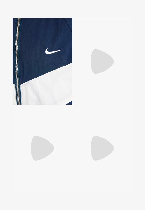 Tumesinine jakk valgete aktsentidega, mis sisaldab lukku ja Nike logo. Sile tekstuur, geomeetrilise värviploki disainiga.; Lühikeste varrukatega, ümar kaelusega T-särk taupe värvuses, valmistatud siledast puuvillast. Omab istuvat disaini ning peeneid õmblusi hemmi ja varrukate ääres.; Pruunid laiad püksid, mis on valmistatud vastupidavast kangast, nupulukuga ja küljetaskutega. Sile tekstuur ja sirge lõige.; Valged ja hõbedased Nike tennisajalatsid, millel on võrgukangas, peegeldavad detailid ja beež tald. Kantud mustade sokkidega, seisab sinisel pinnal.