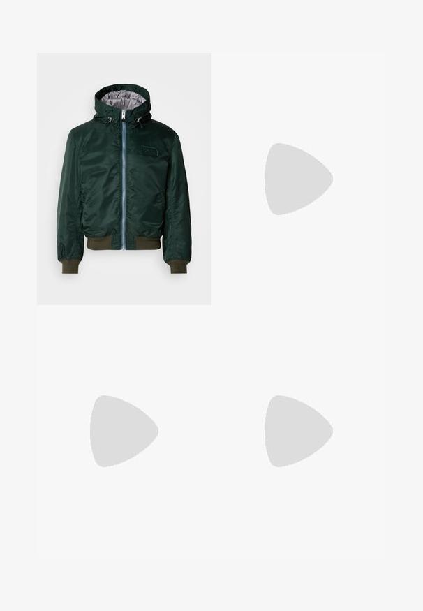 Donkergroene bomberjack met capuchon, zilveren binnenvoering, rits aan de voorkant, geribde manchetten en zoom, en logo-opdruk op de borst.; Zwarte t-shirt met korte mouwen en smalle witte horizontale strepen. Gemaakt van zachte stof met een ronde hals en een relaxte pasvorm.; Cargo broek in licht olijfgroen, gemaakt van een gestructureerde stof, met twee zijzakken en een rechte pijpontwerp met een knoopsluiting.; Donkergrijze suède sneaker met ronde neus, veters aan de voorkant en een contrasterende lichtbruine rubberen zool. Heeft minimale naden en een gladde textuur.