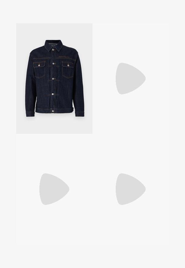 Mørk denimjakke med knappestolpe foran, to brystlommer med klaffer og kontrasterende oransje sømdetaljer. Klassisk kragesdesign.; Lyseblå langermet skjorte med knapper, prydet med vertikale striper i mørkere blått og rustfarge. Har krage og en brystlomme. Laget av bomull.; Mørkeblå jeans i denim med straight leg-design, klassisk fem-lommers stil, kontrasterende gyldne sømmer og knappelukking i livet.; Sorte skinnloafers med teksturert finish, sølvfarget detaljer, kombinert med mørke sokker og oppbrettede marineblå bukser.