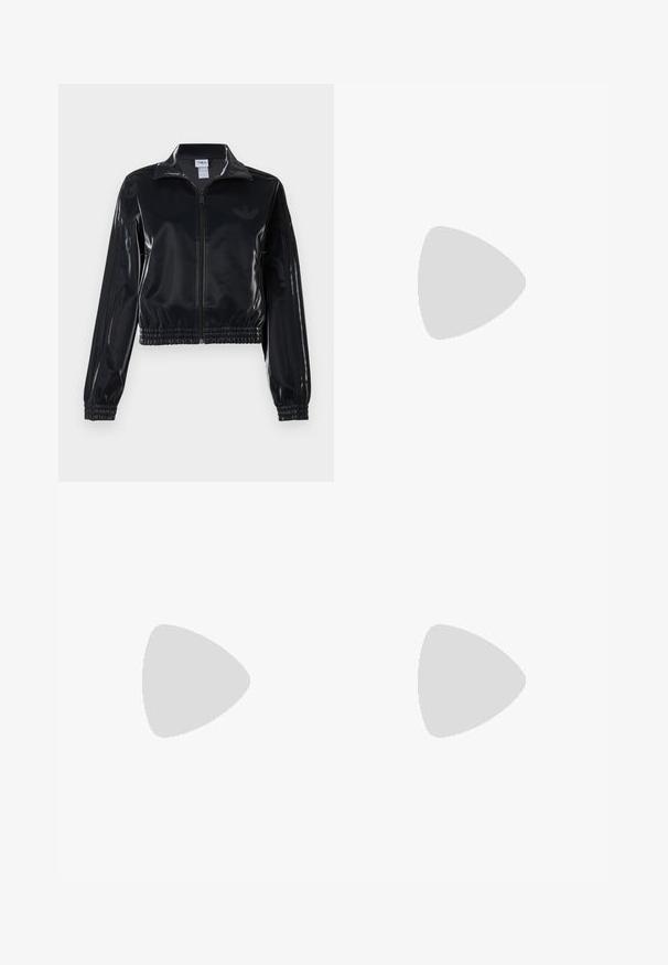 Czarna, błyszcząca kurtka sportowa na zamek błyskawiczny z elastycznymi mankietami i dołem, z subtelnym detalem w postaci trzech pasków na rękawach oraz stonowanym logo na klatce piersiowej.; Czarny, szary top typu crop, wykonany z miękkiej bawełny, z białym nadrukiem brandingowym oraz okrągłym dekoltem bez rękawów.; Czarne szerokie spodnie dresowe wykonane z miękkiego materiału, z elastycznym paskiem w talii oraz małym logo po lewej stronie.; Czarne i wzorzyste spodnie w połączeniu z granatowymi zamszowymi trampkami z kremowymi paskami i białymi podeszwami. Powierzchnie są teksturowane i płaskie.