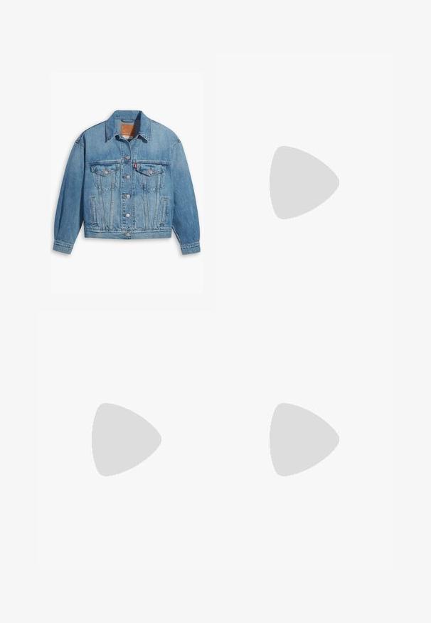 Lichtblauwe denimjas met een klassiek ontwerp, knoopsluiting aan de voorkant en twee borstzakken. Beschikt over een puntige kraag en licht oversized mouwen.; Zwarte naadloze bralette met dunne verstelbare bandjes, V-hals en een aangesloten ontwerp. Zacht, rekbaar materiaal zonder zichtbare hardware.; Zwarte flared legging met een hoge tailleband, gemaakt van rekbaar materiaal. Glad textuur met een aansluitende pasvorm en flared zoom.; Zwarte suède sneakers met witte accenten en drie stripes, voorzien van een gestructureerde witte hiel, rubberen zool en 'Gazelle' branding.