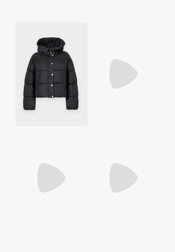 Juoda trumpa pūkinė striukė su kapišonu, pasižyminti siuvinėta struktūra, auksinės spalvos detalėmis ir spaudėmis priekyje bei kišenėse.; Balta trumpa V-kaklo marškinėliai, pagaminti iš glotnaus audinio. Turi trumpas rankoves ir juodą grafišką paukščių dizainą kairėje krūtinės pusėje.; Šviesiai mėlyni džinsai, tiesaus kirpimo, vidutinio juosmens, su penkiomis kišenėmis ir mygtukų užsegimu priekyje.; Juodos lakinės odos aukštakulnės bateliai su smailiu pirštu, storu kulnu ir dirželiu su metaliniais akcentais.