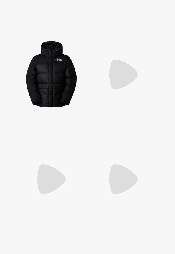 Casaco puffer preto com gola alta, capuz e fecho frontal. Apresenta zonas acolchoadas e um logo branco no lado esquerdo do peito. Textura suave.; T-shirt de algodão preto com mangas curtas, decote redondo e um pequeno logótipo branco no lado esquerdo do peito. Design simples, textura suave e corte relaxado.; Calças atléticas pretas feitas de tecido leve, com um cós ajustável por cordão, bolsos laterais e punhos afunilados nos tornozelos.; Sapatilha de exterior preta com parte superior em camurça, sola de borracha texturizada e sistema de atacadores robusto. Apresenta um calcanhar reforçado e o logótipo da marca na lateral.
