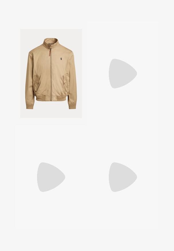 Casaco bomber bege feito de tecido suave. Apresenta um colarinho alto, dois bolsos laterais, punhos canelados e um pequeno logotipo no peito.; Polo branca feita de algodão, com colarinho clássico, lista de três botões e um bolso no peito esquerdo; pequeno logótipo na bainha.; Calções verdes de tecido texturizado, com riscas brancas verticais, uma cintura com cordão ajustável e bolsos laterais angulados.; Sapatilha atlética branca e bege claro, com parte superior em malha, detalhes perfurados e uma entressola texturizada com marcação no calcanhar.