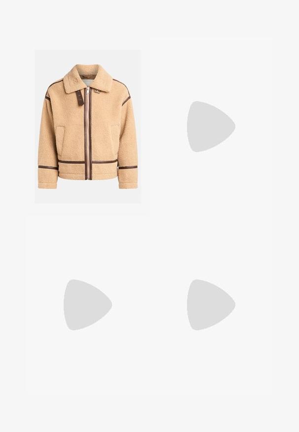 Giacca in shearling sintetico beige con zip frontale, dettagli in pelle marrone e colletto. Presenta un design squadrato e cuciture decorative.; Maglione verde a collo alto realizzato in tessuto morbido, con maniche lunghe, polsini e orlo a coste, caratterizzato da una silhouette aderente e una texture liscia.; Pantaloni in denim nero con taglio dritto, design classico a cinque tasche e chiusura con bottone in vita. Tessuto liscio e materiale resistente.; Sneakers beige con una parte anteriore in suede testurizzato, lati in pelle liscia e una suola in gomma marrone. Inclusi lacci e dettagli di cucitura leggera.