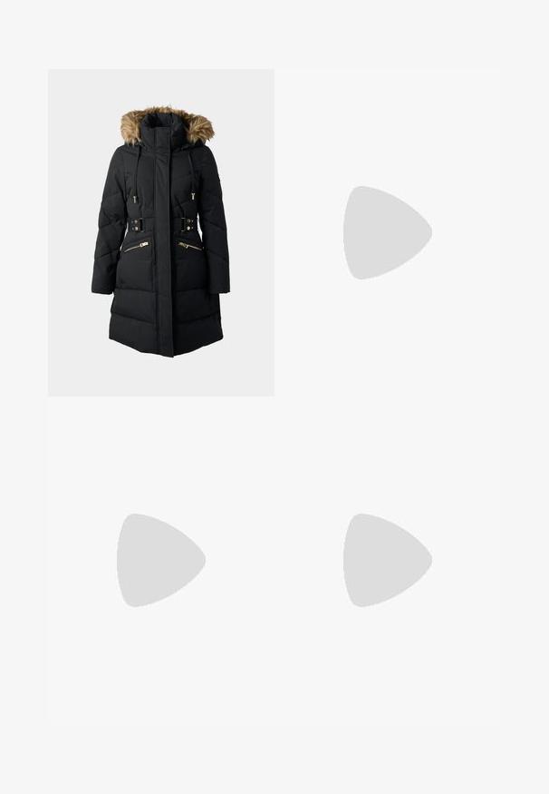 Črna podložena parka s kapuco iz umetnega krzna, z zadrgami, nastavljivimi vrvico in pasom, ter z zlatimi kovinskimi detajli.; Bela skrajšana majica iz gladkega bombaža, z visokim ovratnikom in kratkimi rokavi. Majhen vezen logotip v spodnjem kotu.; Visoke, prilegajoče legice v svetlo oranžni barvi, narejene iz gladkega, raztegljivega blaga brez vidnih vzorcev ali okrasnih elementov.; Črne semiš visoke pete z običajem in tankim, nizkim petom. Gladka tekstura s elegantnim dizajnom, brez vidnih kovinskih delov.