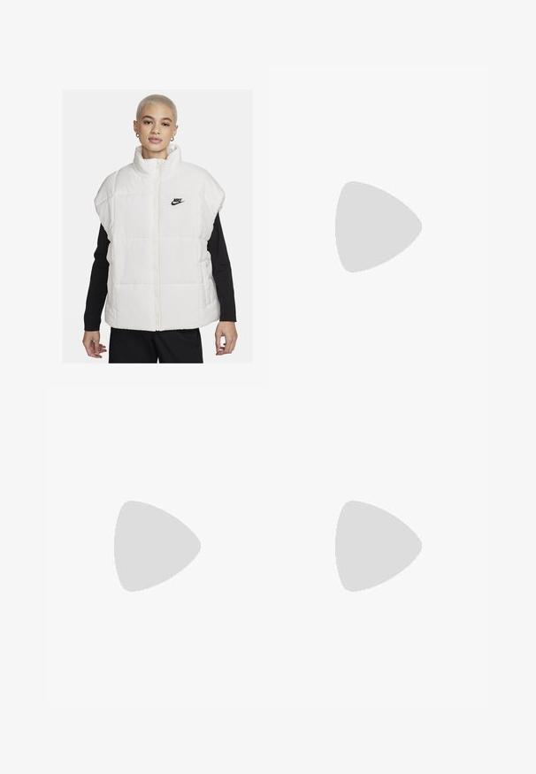 Valkoinen toppaliivi, jossa on korkea kaulus, vetoketjusuljin ja musta Nike-logo vasemmassa rinnassa. Leikissä on tikattu pinta ja hihaton malli.; Punainen puuvillapaita lyhyillä hihoilla, jossa on grafiikkasuunnittelu, jossa on kallo, ruusuja ja teksti "Kuolema tai Kunnia", musta-valkoisilla yksityiskohtilla.; Valkoiset korkeavyötäröiset kapenevat housut, joissa on piilovetoketju edessä ja sivutaskut, esiteltynä yksinkertaista valkoista taustaa vasten.; Nike Sportswear FIELD GENERAL - Matalavartiset tennarit - off-white/black