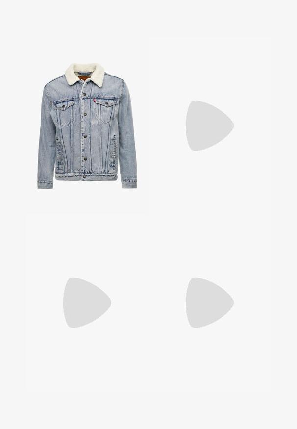 Lyseblå denimjakke med fårskindskrage, frontknaplukning, to brystlommer og synlige stiksømme.; Grå bomuldsblanding t-shirt med sort Nike-logo; har en lille Nike-label på sidekanten; enkelt design, korte ærmer.; Beige cargo bukser i et letvægts bomuldsstof. Har elastiske manchetter, flere sidelommer og en knaplukning.; Hvide lædersneakers med perforeringer, rund tå, flad sål og tykke snørebånd, med et synligt swoosh-logo og "AIR" på hælen.