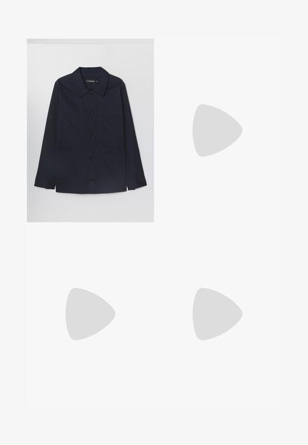 Giacca in cotone blu navy con colletto aperto, chiusura frontale a bottoni e due tasche applicate sul davanti. Presenta maniche lunghe con polsini abbottonati.; Maglione grigio lavorato a maglia con una texture a coste, scollo rotondo e accenti a contrasto sulle spalle. Anche i polsini sono a coste.; Pantaloni blu navy con design a gamba dritta, realizzati in tessuto testurizzato. Presentano una chiusura frontale con bottone e una vita regolabile con cordoncino.; Sneaker bianca in pelle con finitura testurizzata, punta rotonda, suola in gomma beige e sei occhielli per lacci grigi, con un branding discreto sul lato.