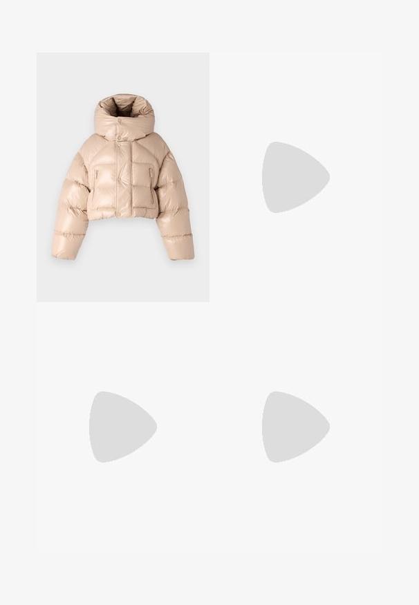 DSQUARED2 ICON PUFFER KABAN - Daunenjacke - beige; Weißes Baumwoll-T-Shirt mit Rundhalsausschnitt, kurzen Ärmeln und einem lockeren Schnitt. Mit minimalem Branding am Halsauschnitt. Glatte Textur.; DSQUARED2 ICON TRUMPET  - Flared Jeans - blue denim; Schwarze Leder-Ballettschuhe mit abgerundeter Spitze, glatter Textur, minimalen Nähdetails und einem flexiblen Sohlen-Design.