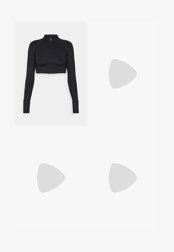 Zwarte cropped jack van rekbaar materiaal, met een hoge kraag, lange mouwen, volledige ritssluiting aan de voorkant en platte naden.; Witte lange mouwen crop top met een diepe V-halslijn en een gedraaide voorkant, gemaakt van een soepele, rekbare stof.; Zwarte high-waisted legging gemaakt van rekbaar materiaal, met een gladde textuur en een aansluitend ontwerp dat tot aan de enkels reikt.; Bordeaux sportieve schoen met een bovenwerk van mesh, zwarte accenten en een gewatteerde witte zool. Voorzien van een vetersluiting en een trekband aan de hiel.