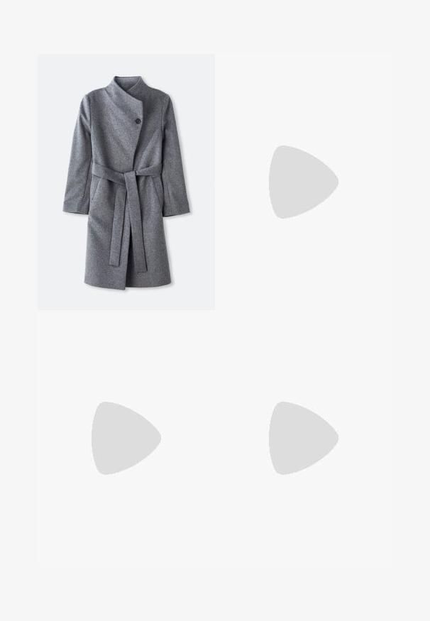 Lang grijs wollen jasje met hoge kraag, enkele zwarte knoopsluiting bij de hals, twee zijzakken en een bijpassende riem die om de taille is geknoopt.; Donkerbruin langemouw overhemd met knoopsluiting en puntige kraag op een witte achtergrond.; Witte denim shorts met een rechte snit, vijf zakken, voorste knoopsluiting, zilveren hardware en gestikte details.; Zwarte muiltje met spitse neus en een strak ontwerp, gemaakt van gladde stof, met een slanke hak en open achterkant voor gemakkelijk aan- en uittrekken.