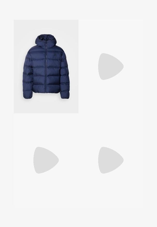 adidas Originals COMMERCIAL PUFF - Giacca invernale - night indigo; T-shirt in cotone blu navy con scollo rotondo, maniche corte e orlo dritto. Presenta un'etichetta del marchio discreta sulla cucitura laterale.; Pantaloni da track blu con un motivo a stampa totale e strisce arancioni sui lati, dotati di una cintura elastica comoda e una vestibilità ampia.; Sneaker di colore crema chiaro con design a tre strisce nere, tomaia testurizzata, punta rotonda e suola in gomma. Presenta lacci e branding sul lato.